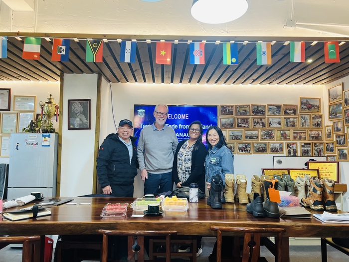 Kunder fra Norge og Danmark besøger Guangzhou Hanagal Shoes Co., Ltd for at udforske nye muligheder i branchen